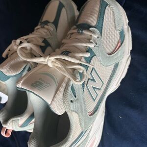 New Balance Cream and Teal Running Shoes great colors 😍